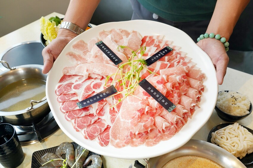 彰化縣員林市彰化員林人氣火烤兩吃,結合泰式火鍋與銅盤烤肉,老饕激推滿滿椰漿「泰式典藏椰奶鍋」!