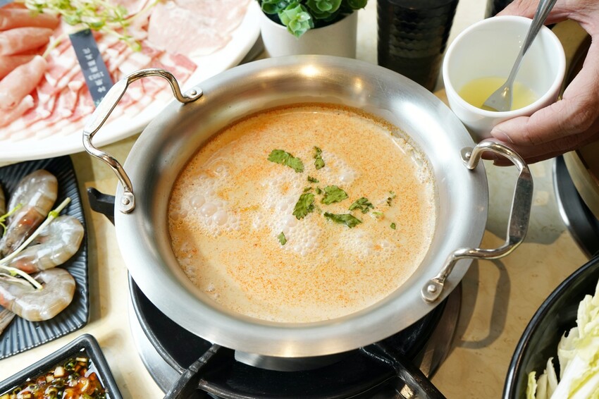 彰化縣員林市彰化員林人氣火烤兩吃,結合泰式火鍋與銅盤烤肉,老饕激推滿滿椰漿「泰式典藏椰奶鍋」!