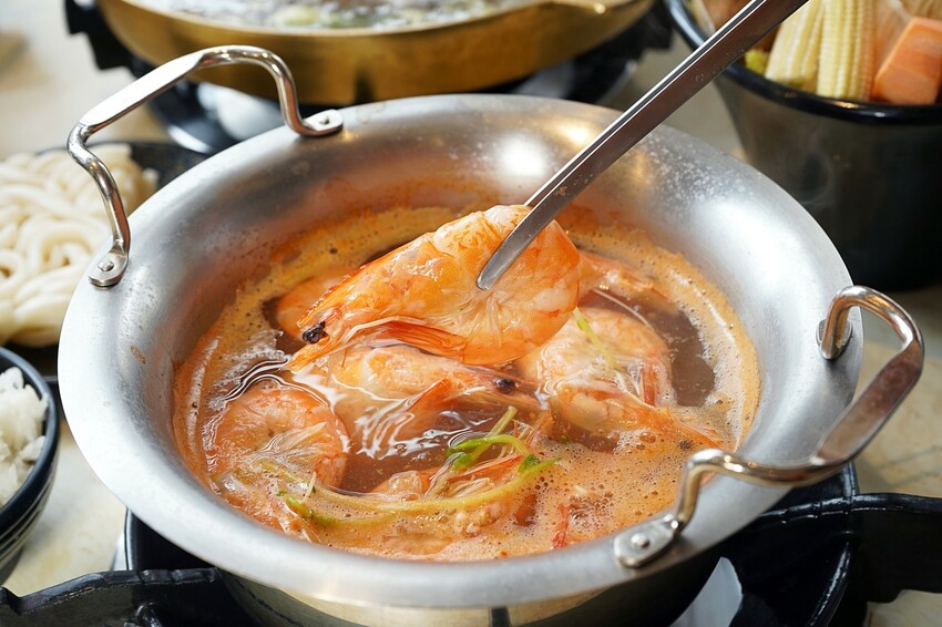 彰化縣員林市彰化員林人氣火烤兩吃,結合泰式火鍋與銅盤烤肉,老饕激推滿滿椰漿「泰式典藏椰奶鍋」!