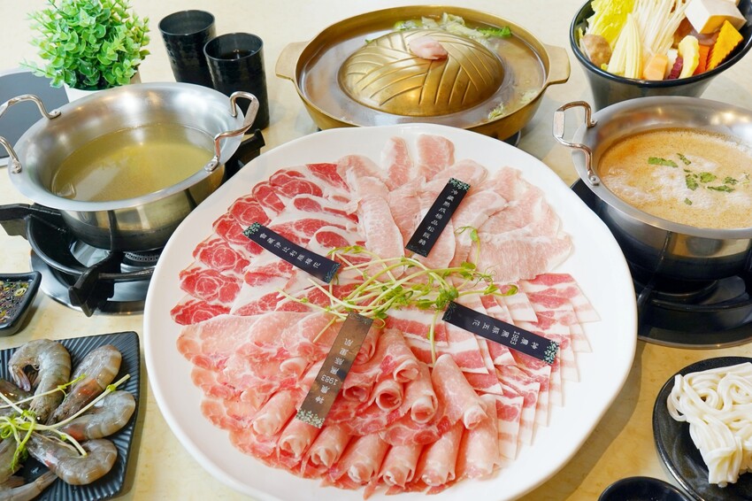 彰化縣員林市彰化員林人氣火烤兩吃,結合泰式火鍋與銅盤烤肉,老饕激推滿滿椰漿「泰式典藏椰奶鍋」!