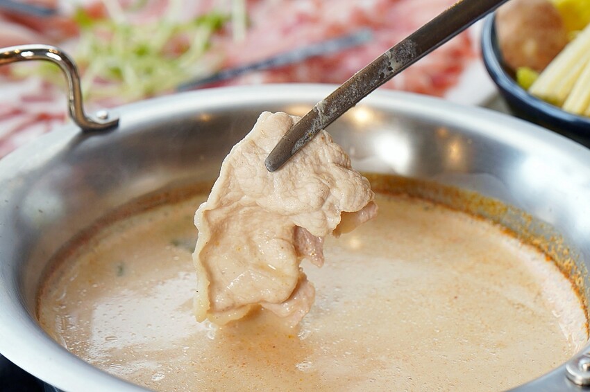 彰化縣員林市彰化員林人氣火烤兩吃,結合泰式火鍋與銅盤烤肉,老饕激推滿滿椰漿「泰式典藏椰奶鍋」!