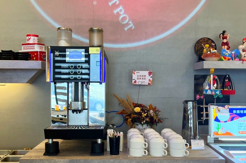 彰化縣員林市彰化員林人氣火烤兩吃,結合泰式火鍋與銅盤烤肉,老饕激推滿滿椰漿「泰式典藏椰奶鍋」!