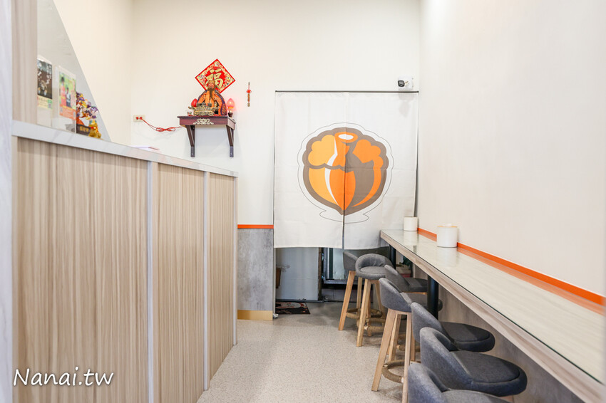 豆花每天手工製作,太晚來吃不到!厚厚大塊豆花Q嫩綿密,還有方塊粉圓外面吃不到,搭配熱壓吐司升等套餐不用百元