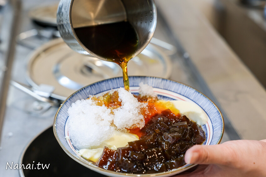 豆花每天手工製作,太晚來吃不到!厚厚大塊豆花Q嫩綿密,還有方塊粉圓外面吃不到,搭配熱壓吐司升等套餐不用百元