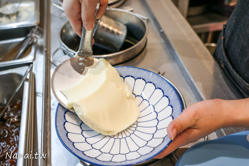 豆花每天手工製作,太晚來吃不到!厚厚大塊豆花Q嫩綿密,還有方塊粉圓外面吃不到,搭配熱壓吐司升等套餐不用百元