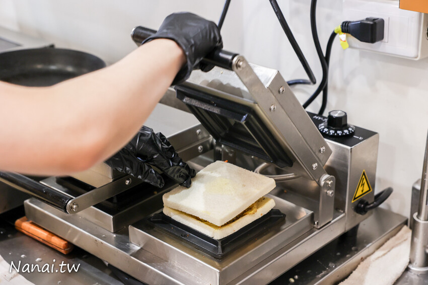 豆花每天手工製作,太晚來吃不到!厚厚大塊豆花Q嫩綿密,還有方塊粉圓外面吃不到,搭配熱壓吐司升等套餐不用百元