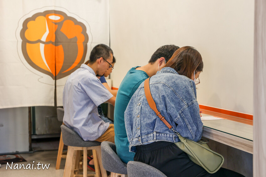 豆花每天手工製作,太晚來吃不到!厚厚大塊豆花Q嫩綿密,還有方塊粉圓外面吃不到,搭配熱壓吐司升等套餐不用百元