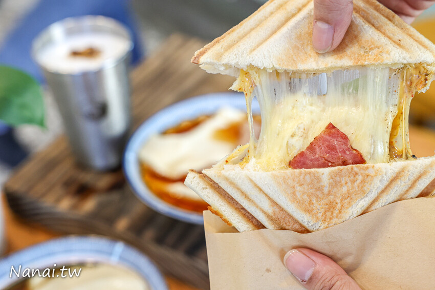 豆花每天手工製作,太晚來吃不到!厚厚大塊豆花Q嫩綿密,還有方塊粉圓外面吃不到,搭配熱壓吐司升等套餐不用百元