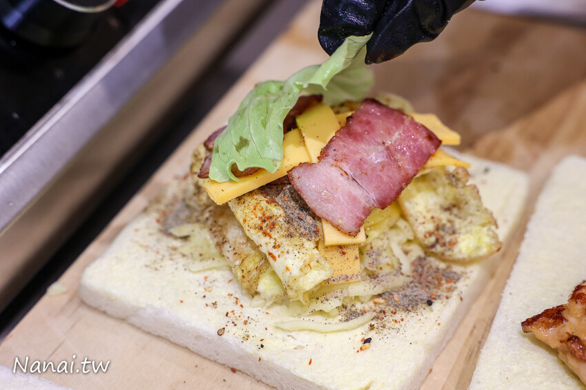 豆花每天手工製作,太晚來吃不到!厚厚大塊豆花Q嫩綿密,還有方塊粉圓外面吃不到,搭配熱壓吐司升等套餐不用百元