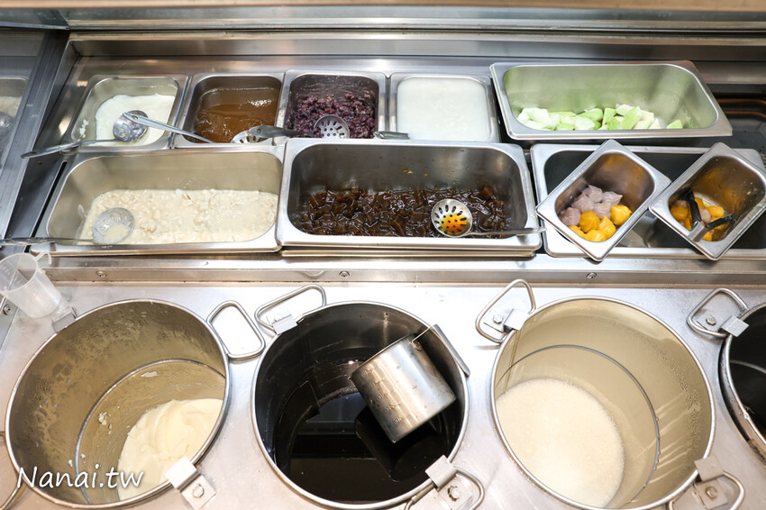 豆花每天手工製作,太晚來吃不到!厚厚大塊豆花Q嫩綿密,還有方塊粉圓外面吃不到,搭配熱壓吐司升等套餐不用百元