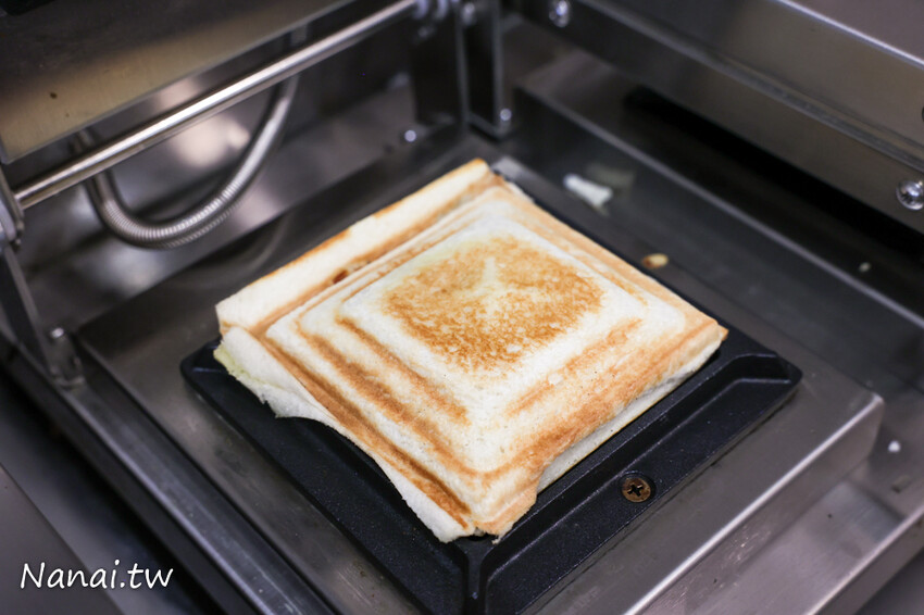 豆花每天手工製作,太晚來吃不到!厚厚大塊豆花Q嫩綿密,還有方塊粉圓外面吃不到,搭配熱壓吐司升等套餐不用百元