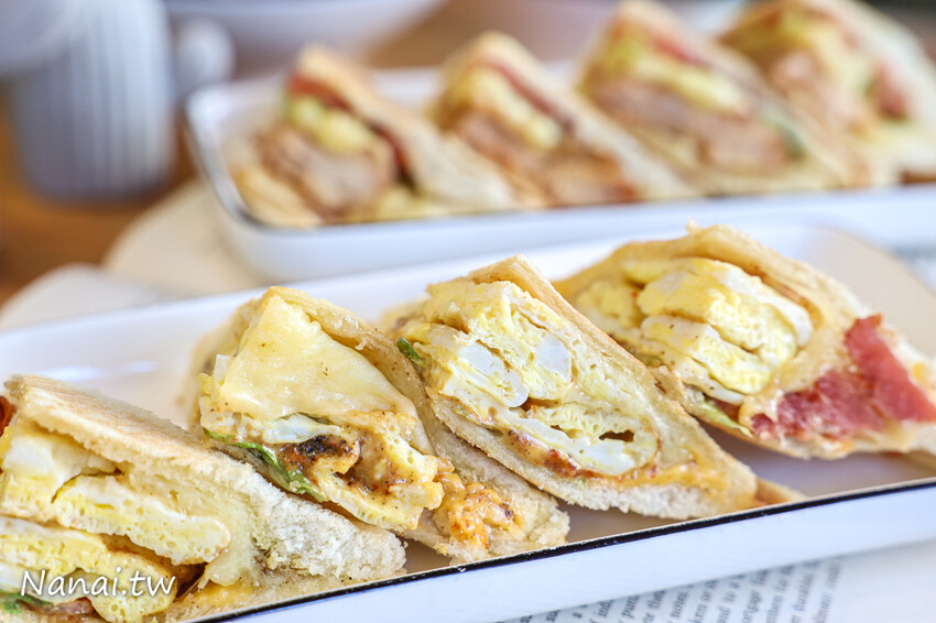 豆花每天手工製作,太晚來吃不到!厚厚大塊豆花Q嫩綿密,還有方塊粉圓外面吃不到,搭配熱壓吐司升等套餐不用百元