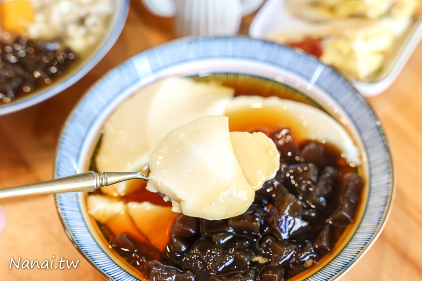 豆花每天手工製作,太晚來吃不到!厚厚大塊豆花Q嫩綿密,還有方塊粉圓外面吃不到,搭配熱壓吐司升等套餐不用百元