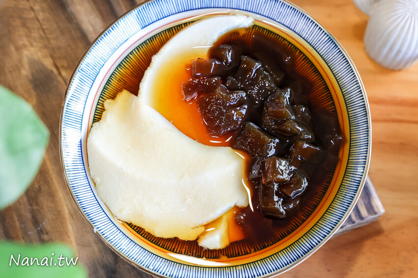 豆花每天手工製作,太晚來吃不到!厚厚大塊豆花Q嫩綿密,還有方塊粉圓外面吃不到,搭配熱壓吐司升等套餐不用百元