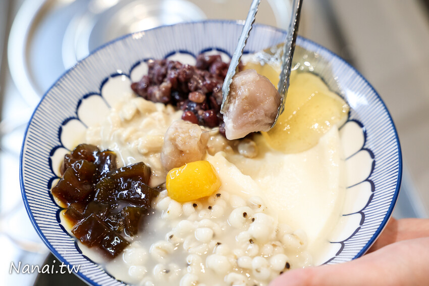 豆花每天手工製作,太晚來吃不到!厚厚大塊豆花Q嫩綿密,還有方塊粉圓外面吃不到,搭配熱壓吐司升等套餐不用百元