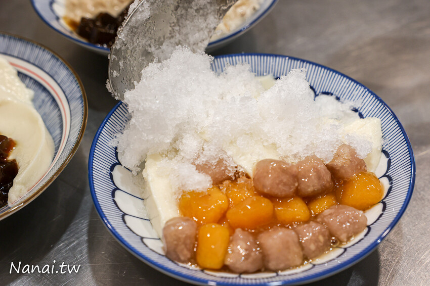 豆花每天手工製作,太晚來吃不到!厚厚大塊豆花Q嫩綿密,還有方塊粉圓外面吃不到,搭配熱壓吐司升等套餐不用百元