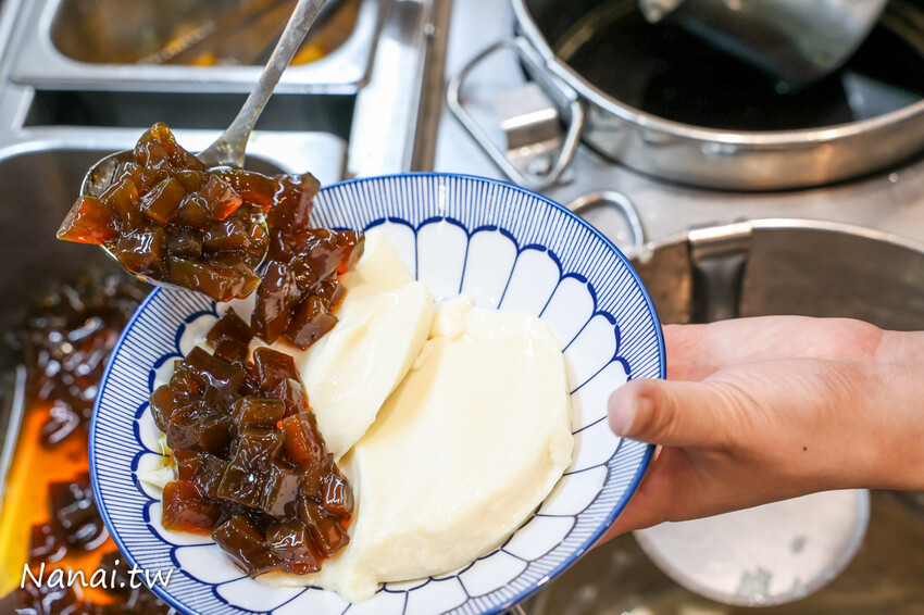 豆花每天手工製作,太晚來吃不到!厚厚大塊豆花Q嫩綿密,還有方塊粉圓外面吃不到,搭配熱壓吐司升等套餐不用百元