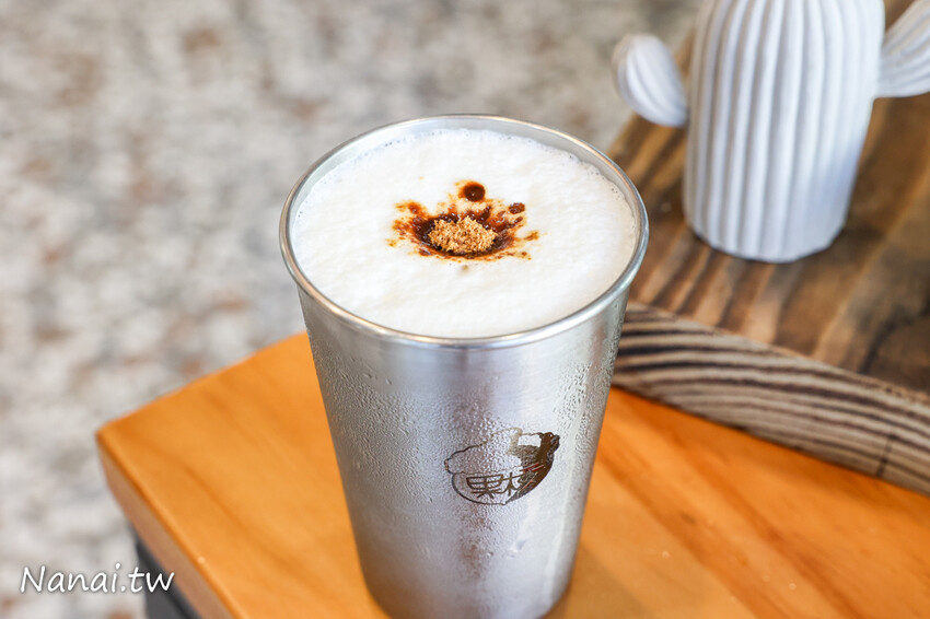 豆花每天手工製作,太晚來吃不到!厚厚大塊豆花Q嫩綿密,還有方塊粉圓外面吃不到,搭配熱壓吐司升等套餐不用百元