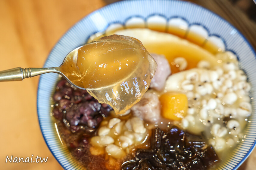 豆花每天手工製作,太晚來吃不到!厚厚大塊豆花Q嫩綿密,還有方塊粉圓外面吃不到,搭配熱壓吐司升等套餐不用百元