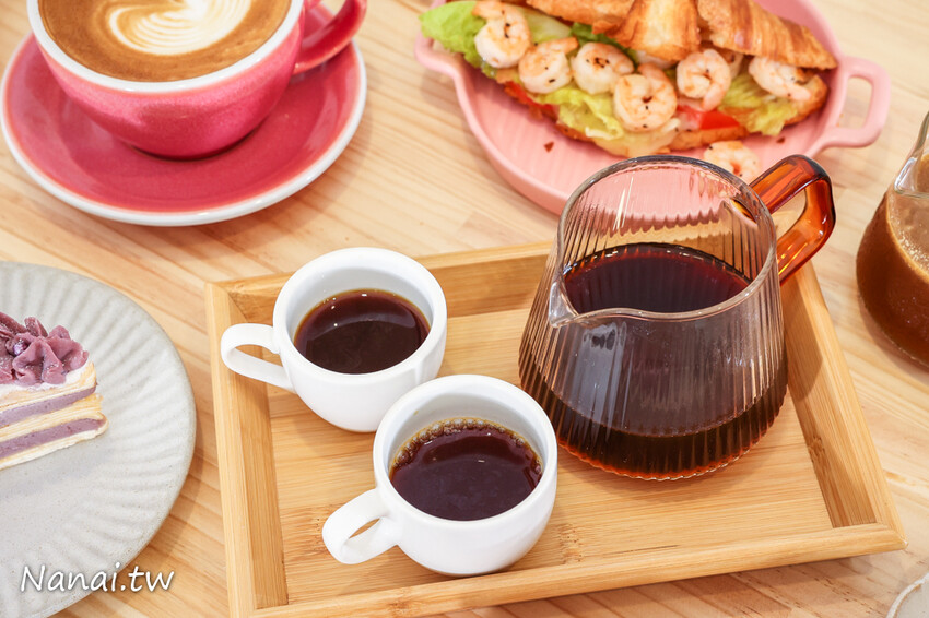 百元有找咖啡店！咖啡便宜又好喝，還有熟客必點~被咖啡耽誤的洋蔥鮪魚焗烤厚片，限量芋頭千層蛋糕，內用低消只要55元