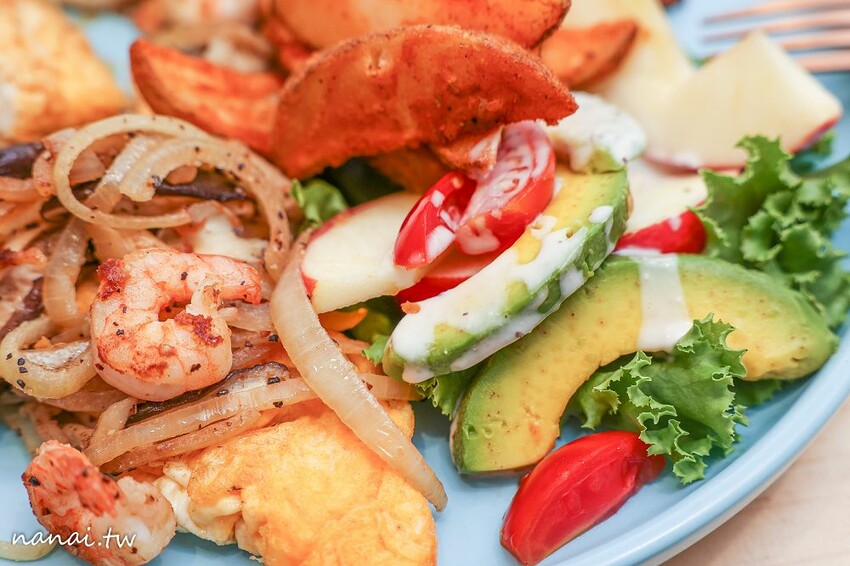 百元有找咖啡店！咖啡便宜又好喝，還有熟客必點~被咖啡耽誤的洋蔥鮪魚焗烤厚片，限量芋頭千層蛋糕，內用低消只要55元