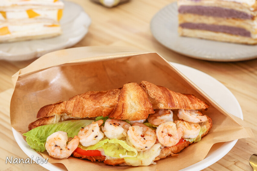 百元有找咖啡店！咖啡便宜又好喝，還有熟客必點~被咖啡耽誤的洋蔥鮪魚焗烤厚片，限量芋頭千層蛋糕，內用低消只要55元