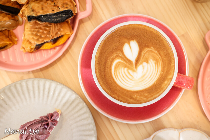 百元有找咖啡店！咖啡便宜又好喝，還有熟客必點~被咖啡耽誤的洋蔥鮪魚焗烤厚片，限量芋頭千層蛋糕，內用低消只要55元