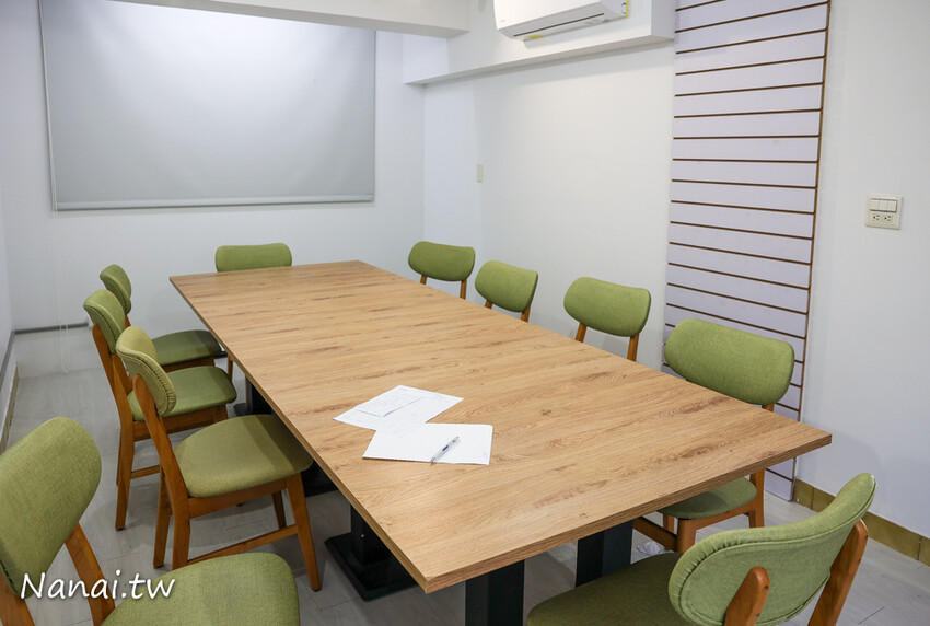 百元有找咖啡店！咖啡便宜又好喝，還有熟客必點~被咖啡耽誤的洋蔥鮪魚焗烤厚片，限量芋頭千層蛋糕，內用低消只要55元