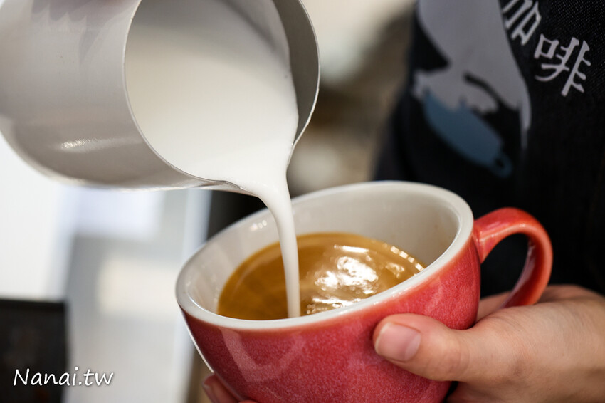 百元有找咖啡店！咖啡便宜又好喝，還有熟客必點~被咖啡耽誤的洋蔥鮪魚焗烤厚片，限量芋頭千層蛋糕，內用低消只要55元