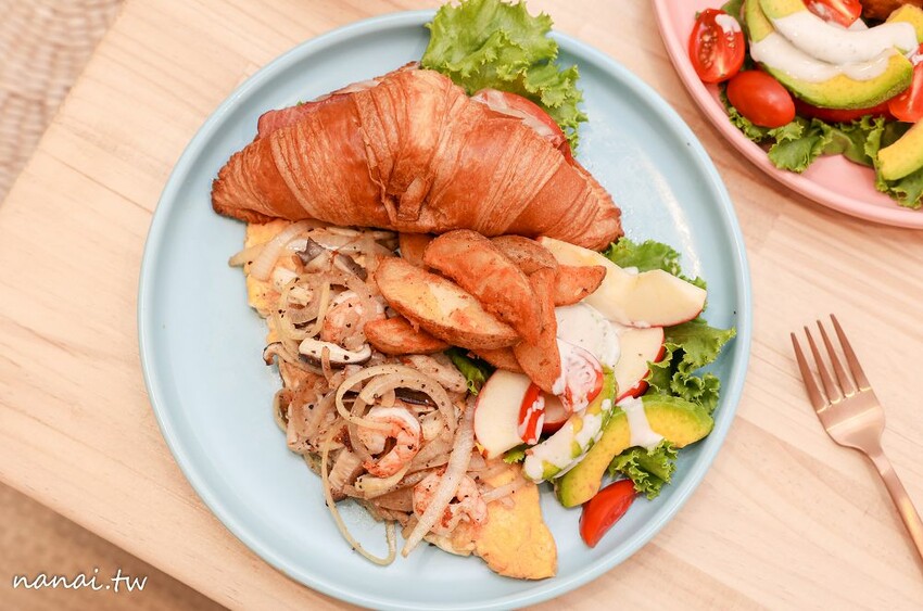 百元有找咖啡店！咖啡便宜又好喝，還有熟客必點~被咖啡耽誤的洋蔥鮪魚焗烤厚片，限量芋頭千層蛋糕，內用低消只要55元