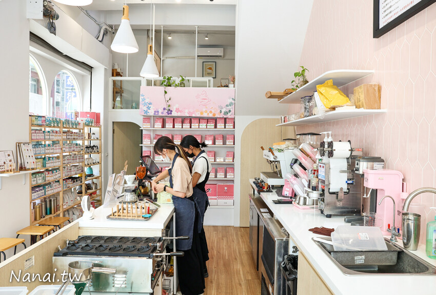 百元有找咖啡店！咖啡便宜又好喝，還有熟客必點~被咖啡耽誤的洋蔥鮪魚焗烤厚片，限量芋頭千層蛋糕，內用低消只要55元