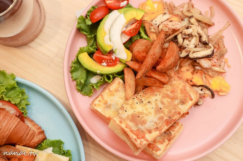 百元有找咖啡店！咖啡便宜又好喝，還有熟客必點~被咖啡耽誤的洋蔥鮪魚焗烤厚片，限量芋頭千層蛋糕，內用低消只要55元