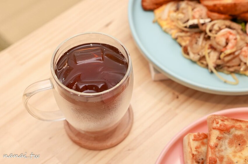 百元有找咖啡店！咖啡便宜又好喝，還有熟客必點~被咖啡耽誤的洋蔥鮪魚焗烤厚片，限量芋頭千層蛋糕，內用低消只要55元