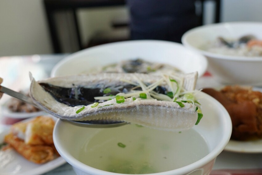 台北來的虱目魚專賣店！堅持魚骨熬湯不加味精，魚皮麵線、海產粥好大一碗，限量燙魚腸、手工蝦捲必點～