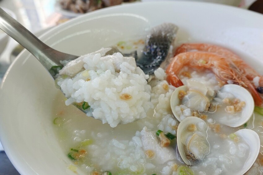 台北來的虱目魚專賣店！堅持魚骨熬湯不加味精，魚皮麵線、海產粥好大一碗，限量燙魚腸、手工蝦捲必點～