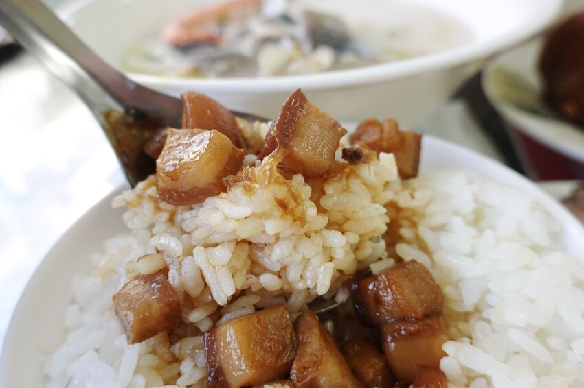 台北來的虱目魚專賣店！堅持魚骨熬湯不加味精，魚皮麵線、海產粥好大一碗，限量燙魚腸、手工蝦捲必點～