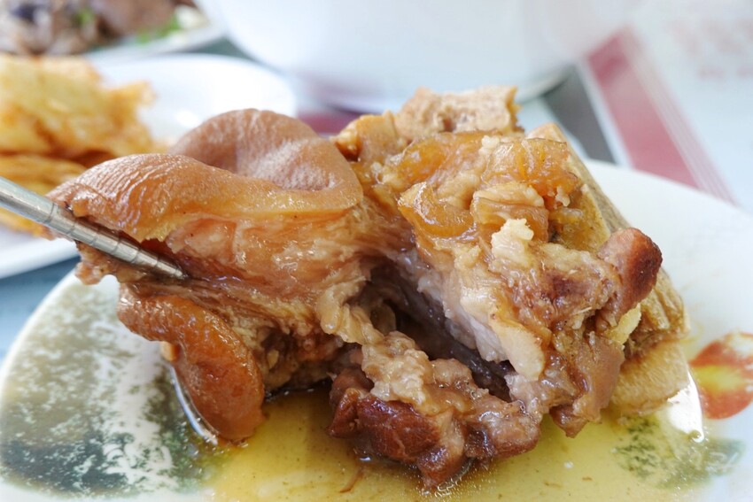 台北來的虱目魚專賣店！堅持魚骨熬湯不加味精，魚皮麵線、海產粥好大一碗，限量燙魚腸、手工蝦捲必點～