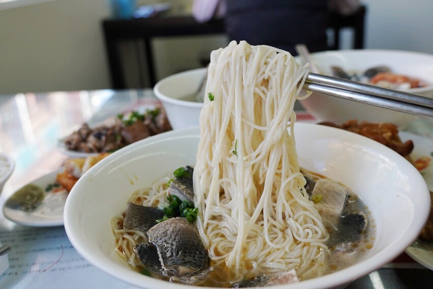台北來的虱目魚專賣店！堅持魚骨熬湯不加味精，魚皮麵線、海產粥好大一碗，限量燙魚腸、手工蝦捲必點～