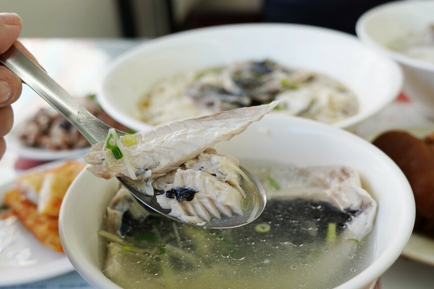 台北來的虱目魚專賣店！堅持魚骨熬湯不加味精，魚皮麵線、海產粥好大一碗，限量燙魚腸、手工蝦捲必點～