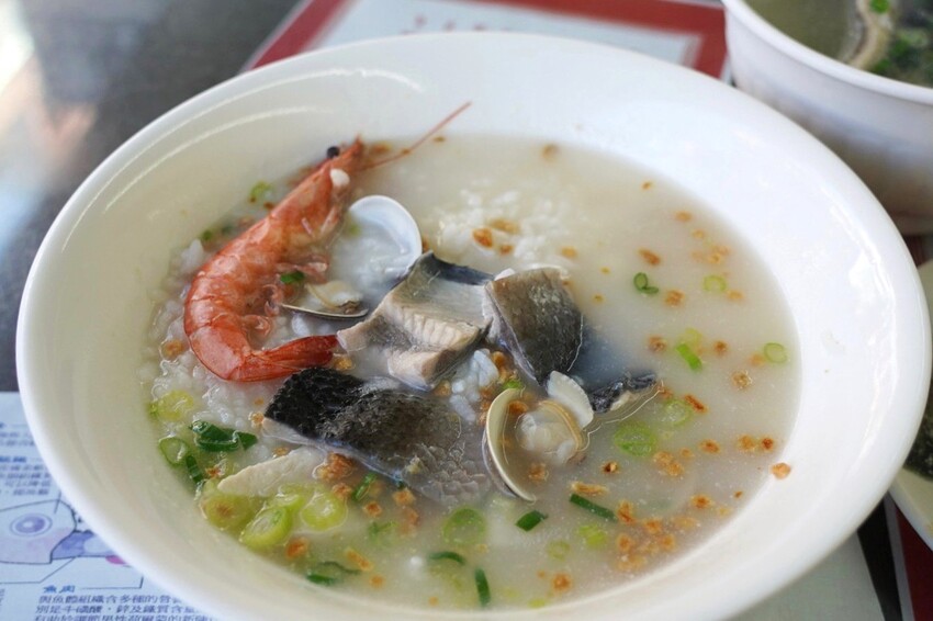 台北來的虱目魚專賣店！堅持魚骨熬湯不加味精，魚皮麵線、海產粥好大一碗，限量燙魚腸、手工蝦捲必點～