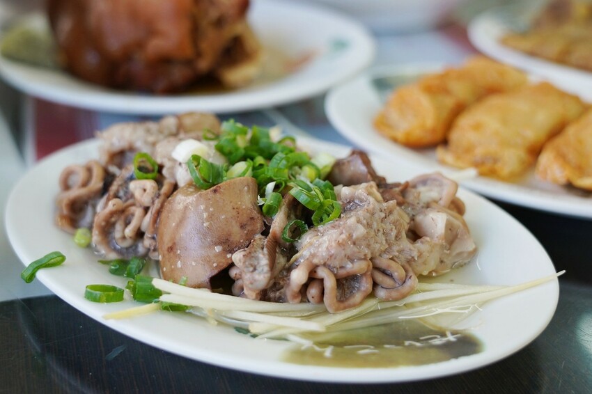 台北來的虱目魚專賣店！堅持魚骨熬湯不加味精，魚皮麵線、海產粥好大一碗，限量燙魚腸、手工蝦捲必點～