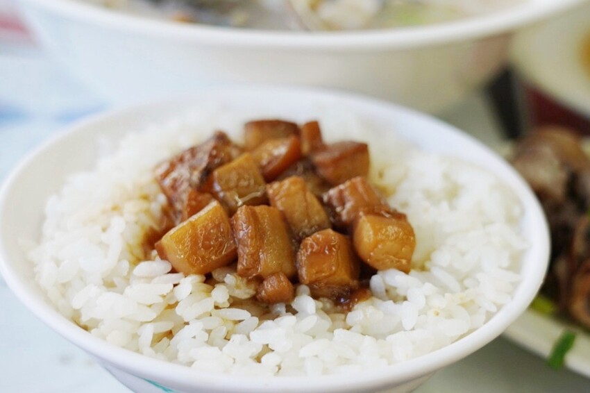 台北來的虱目魚專賣店！堅持魚骨熬湯不加味精，魚皮麵線、海產粥好大一碗，限量燙魚腸、手工蝦捲必點～