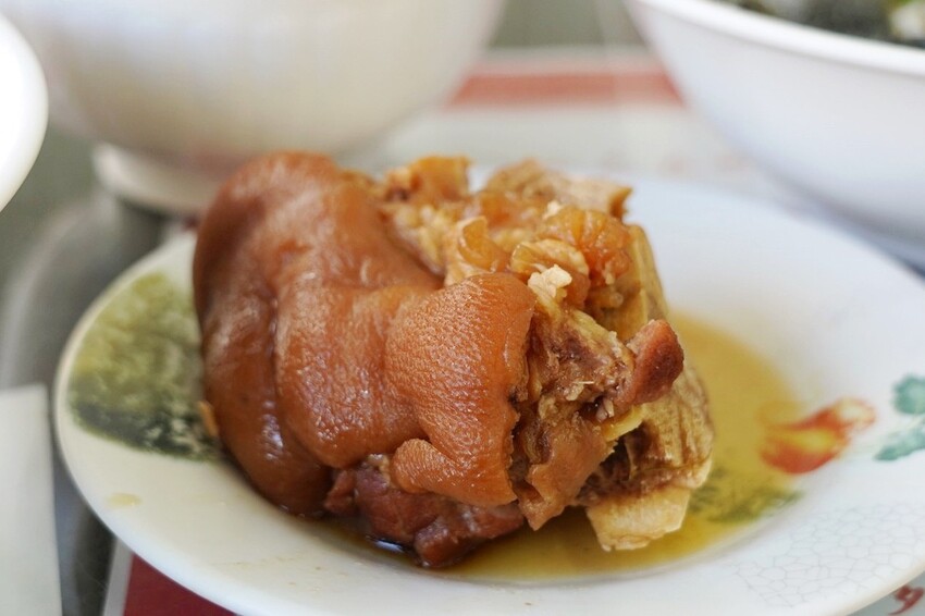 台北來的虱目魚專賣店！堅持魚骨熬湯不加味精，魚皮麵線、海產粥好大一碗，限量燙魚腸、手工蝦捲必點～