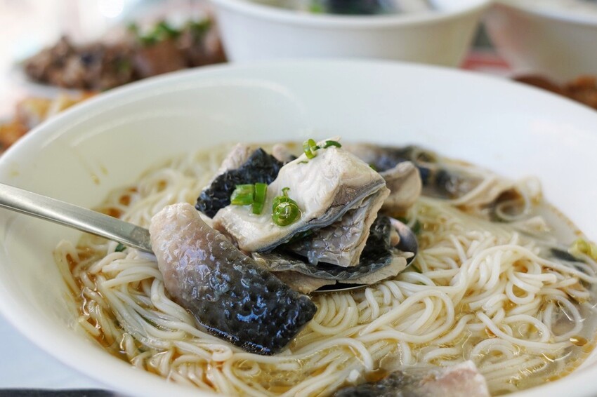 台北來的虱目魚專賣店！堅持魚骨熬湯不加味精，魚皮麵線、海產粥好大一碗，限量燙魚腸、手工蝦捲必點～