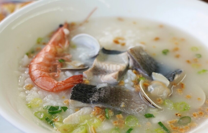 台北來的虱目魚專賣店！堅持魚骨熬湯不加味精，魚皮麵線、海產粥好大一碗，限量燙魚腸、手工蝦捲必點～