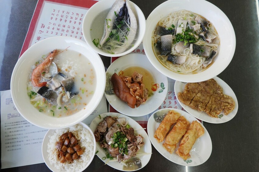 台北來的虱目魚專賣店！堅持魚骨熬湯不加味精，魚皮麵線、海產粥好大一碗，限量燙魚腸、手工蝦捲必點～