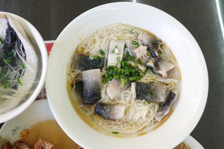 台北來的虱目魚專賣店！堅持魚骨熬湯不加味精，魚皮麵線、海產粥好大一碗，限量燙魚腸、手工蝦捲必點～