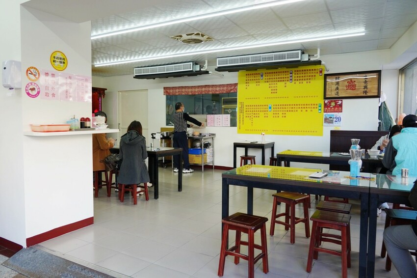 台北來的虱目魚專賣店！堅持魚骨熬湯不加味精，魚皮麵線、海產粥好大一碗，限量燙魚腸、手工蝦捲必點～