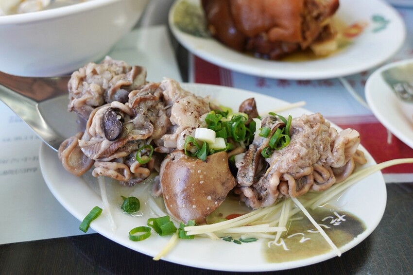 台北來的虱目魚專賣店！堅持魚骨熬湯不加味精，魚皮麵線、海產粥好大一碗，限量燙魚腸、手工蝦捲必點～