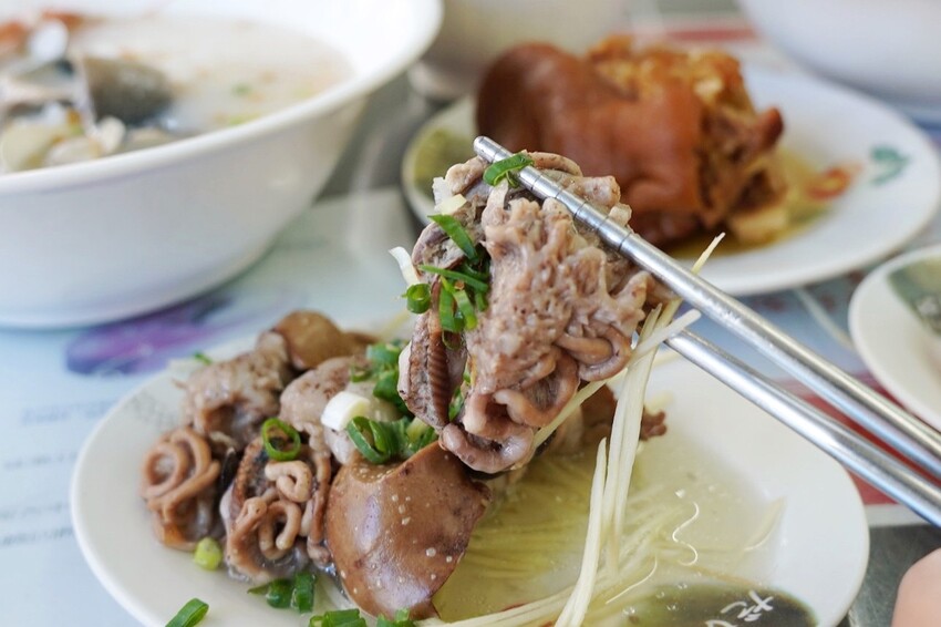 台北來的虱目魚專賣店！堅持魚骨熬湯不加味精，魚皮麵線、海產粥好大一碗，限量燙魚腸、手工蝦捲必點～